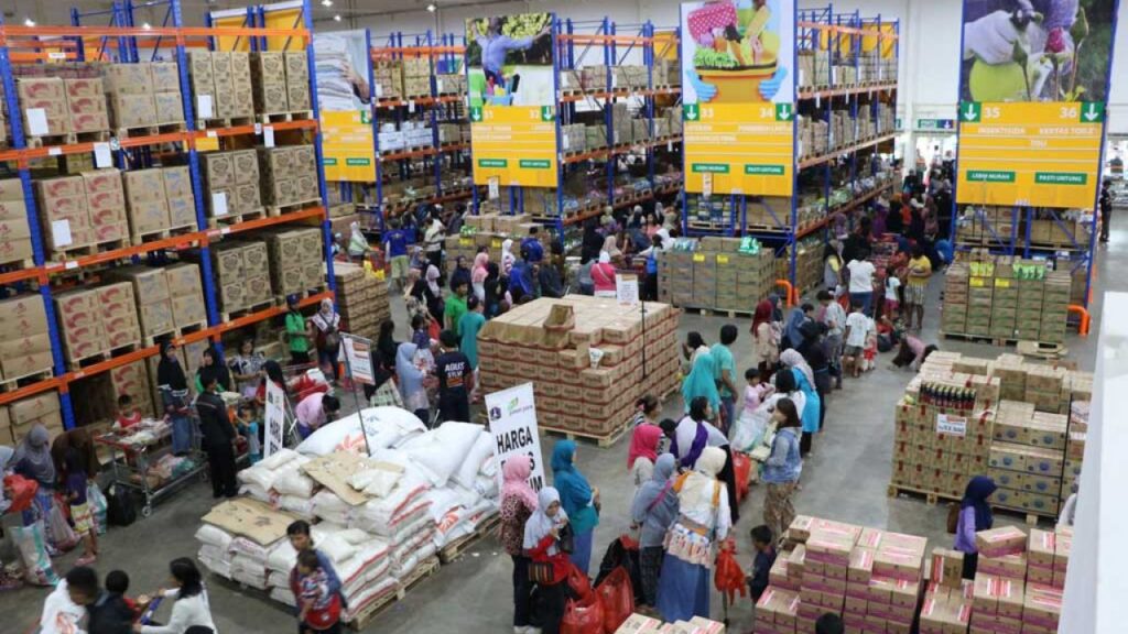 Toko grosir murah di Indonesia tahun 2025 yang ramai pengunjung dan penuh stok barang