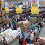 Toko grosir murah di Indonesia tahun 2025 yang ramai pengunjung dan penuh stok barang