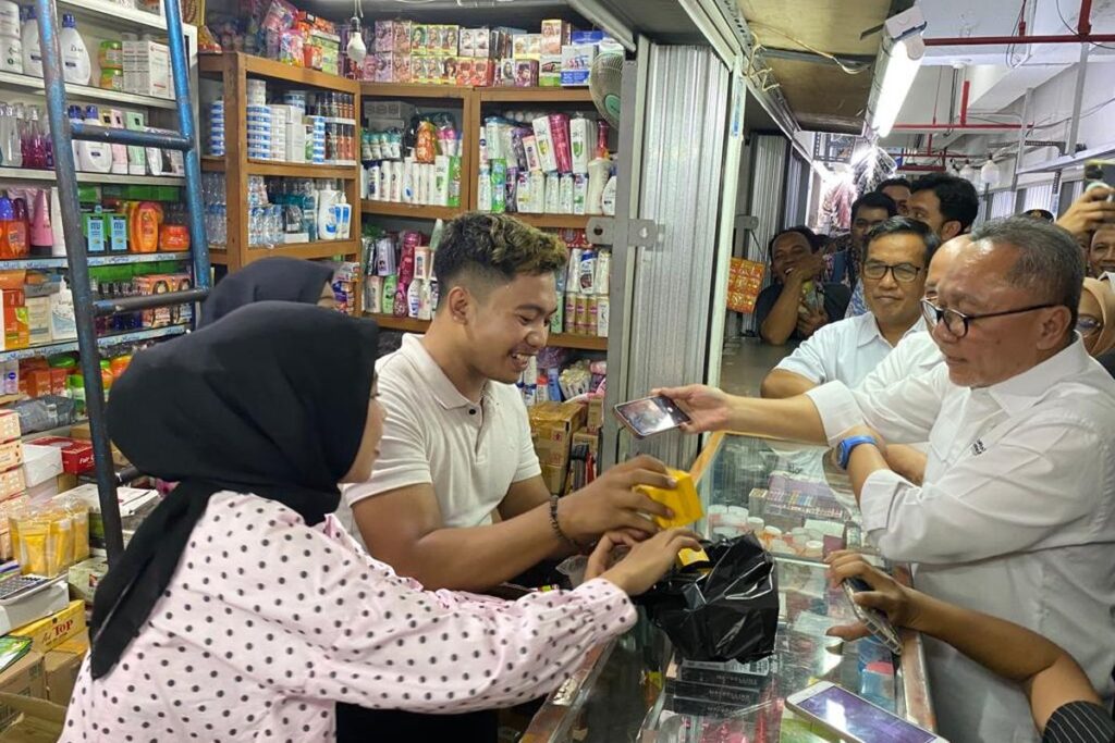 Pedagang grosir melayani pembeli di pasar tradisional Indonesia tahun 2025 dengan suasana ramai dan penuh interaksi