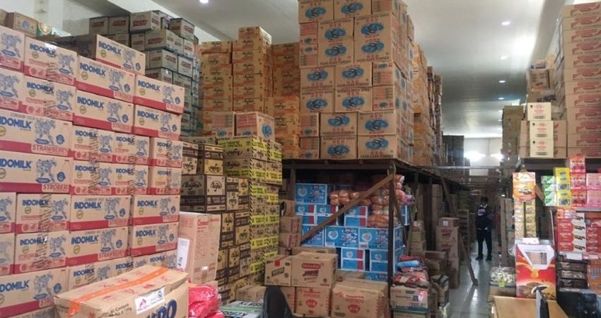 Rak-rak berisi stok barang sembako di gudang distributor grosir termurah di Indonesia, siap kirim untuk kebutuhan UMKM dan toko kelontong.