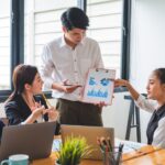 Pelaku usaha sedang berdiskusi strategi bisnis di ruang meeting