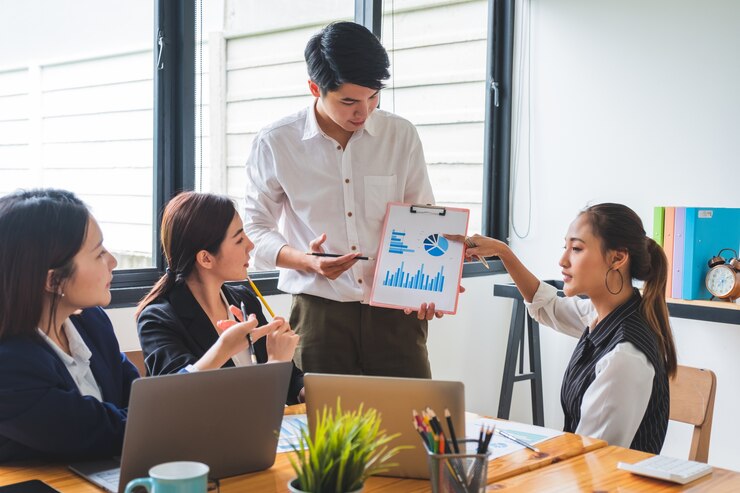 Pelaku usaha sedang berdiskusi strategi bisnis di ruang meeting