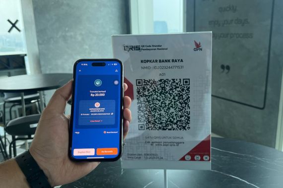 Seorang pelaku usaha menggunakan pembayaran digital QRIS untuk transaksi bisnis secara mudah dan efisien