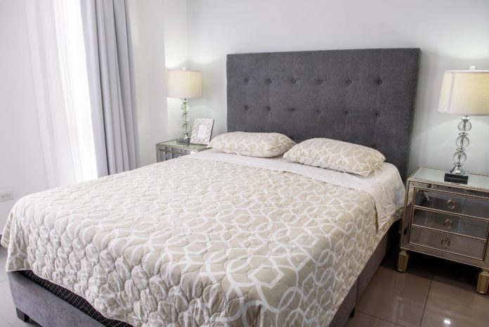 Tempat tidur modern dengan sprei berbahan nyaman, lebih unggul dibandingkan sprei zaman dulu dari segi kualitas dan desain.