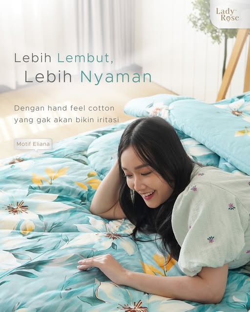 Ilustrasi perbandingan kain TC dan TC Silk dengan fokus pada kenyamanan. Terdapat penjelasan bahwa TC memiliki hand feel katun yang tidak menyebabkan iritasi, sementara TC Silk memberikan pengalaman mewah dengan tekstur super halus. Juga ditampilkan contoh Motif Eliana.